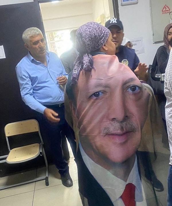 3. Görüntüler Adıyaman'dan. Erdoğan posteriyle oy kullanmaya gelen vatandaş kabine alınmadı. Acaba hangi adaya oy vermiştir🤔