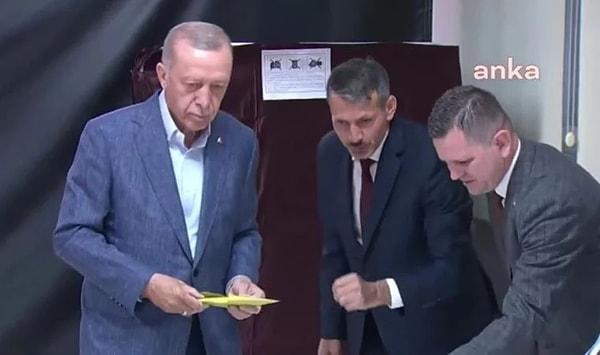 Ancak Erdoğan’ın karar değiştirerek Ankara’ya gittiği öğrenildi. Erdoğan, seçim sonuçlarını AK Parti Genel Merkezi’nden takip edecek.