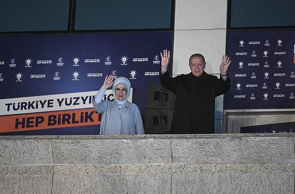 Kesin olmayan seçim sonuçlarının ardından önce Cumhurbaşkanı Recep Tayyip Erdoğan balkon konuşması yaptı, sonrasında da Millet İttifakı yöneticileri kameraların karşısına geçerek açıklamalarda bulundu.