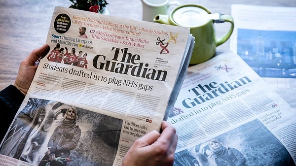 The Guardian, gece boyu canlı takiple okuyucularına aktırdığı Türkiye seçimlerindeki yüksek katılıma özellikle vurgu yaptı. Gazete Erdoğan'ın balkon konuşmalarındaki, "Açık ara lideriz" sözlerini başlığa çıktı.