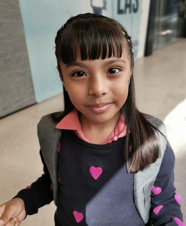 Мать Адхары Перес, у которой в трехлетнем возрасте диагностировали нарушение развития из-за того, что ее речь значительно ухудшилась, упоминает, что ее дочь годами игнорировалась учителями и подвергалась издевательствам со стороны одноклассников.