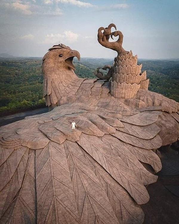 4. Dünyadaki en büyük kuş heykeli 👇