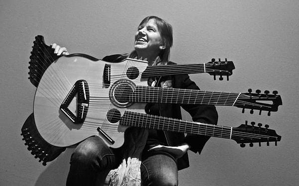 10. Pat Metheny'nin ünlü 42 telli "Picasso Gitarı"nın ustası Linda Manzer, kendi yaptığı 52 telli gitarı tutarken 👇