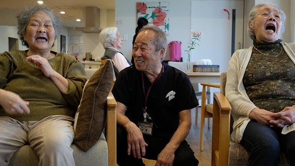 Japon Times’ın haberine göre Tokyo'daki bir yaşlı bakım merkezi, yaşlıların tekrar gülümsemeyi öğrenmelerine yardımcı olmak için atölye çalışmalarına başladı.