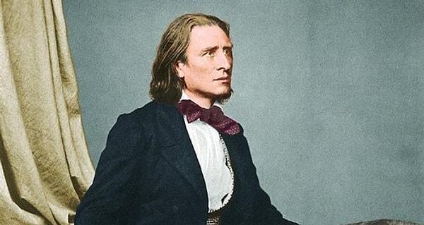 9. Besteci Franz Liszt, 1800'li yıllarda adeta bir rock yıldızı gibi seviliyordu. Hatta saçının bir tutamını almak isteyen insanların taleplerinden bıktığı için bir köpek sahiplendi ve kürkünden parçalar koparıp hayranlarına gönderdi!