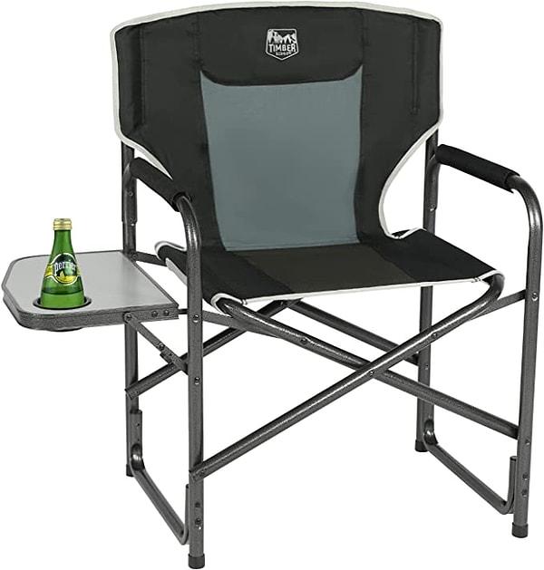 7. Yan masası sert ve sıcak içecekler koymak için de uygun olan çok rahat ve pratik bir taşınabilir sandalye.