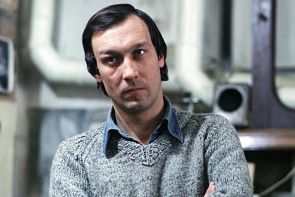 1. Как звали персонажа Олега Янковского в картине «Полеты во сне и наяву»?