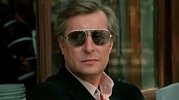 8. Узнали этого героя картины «Вокзал для двоих»?