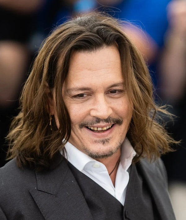 Кажется, Джонни решил быть пиратом во всем и вместо виниров выбрал улыбаться гнилыми зубами с налетом и металлом