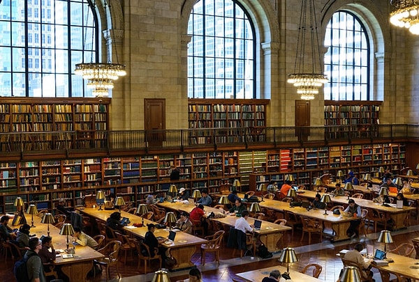 Çoğu zaman daha iyi odaklanmak ve kaynak bulmak konusunda imkana sahip olmak için kütüphane en iyi yerlerden birisidir.