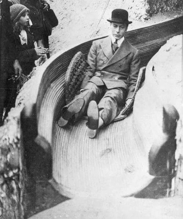1. Büyük Britanya Kralı VI. George, henüz York Dükü olduğu dönem Wembley sergisinde bir kaydıraktan kayıyor. (1925)