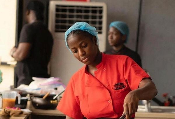 Sosyal medyada Hilda Baci olarak tanınan 27 yaşındaki Hilda Bassey, perşembe günü mutfağında yemek yapmaya başlayarak pazartesi akşamına kadar toplamda 100 saat aralıksız Nijerya mutfağından yemekler pişirdi. Yemeklerinde 50’den fazla tarif kullandı.