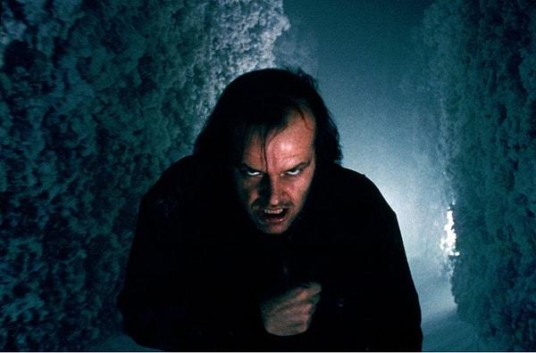 Stanley Kubrick'in bütün korku filmlerine 'kılavuz' niteliğinde olan The Shining filminde Jack Nicholson'ın canlandırdığı Jack Torrence'a, kış mevsiminde Overlook Oteli'ni gözetlemek için bir iş fırsatı sunulur.
