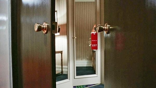 Bu, The Shining'de Danny'nin keşfettiği otel odası olan 237 numaralı odaya açık bir göndermeden başka bir şey değildir.