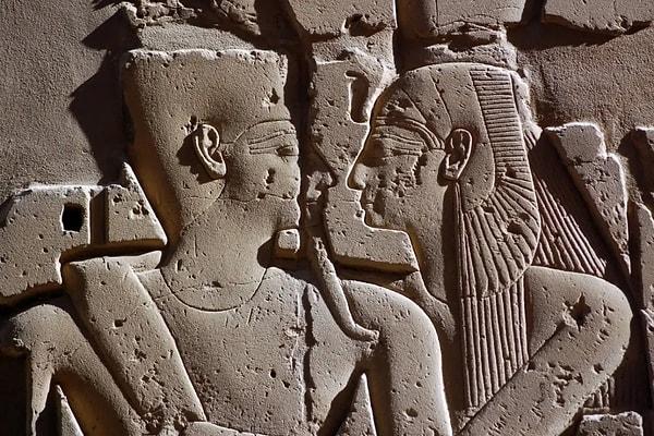 Eski Mezopotamya metinleri baz alınarak, 'Fransız öpücüğü' olarak bilinen romantik öpüşmenin ilk kez 4 bin 500 yıl önce burada ortaya çıktığı öne sürüldü.