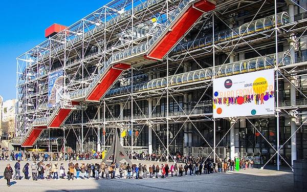 Pompidou içerisinde dünyanın birçok yerinden gelen sanat eserlerini barındırır.