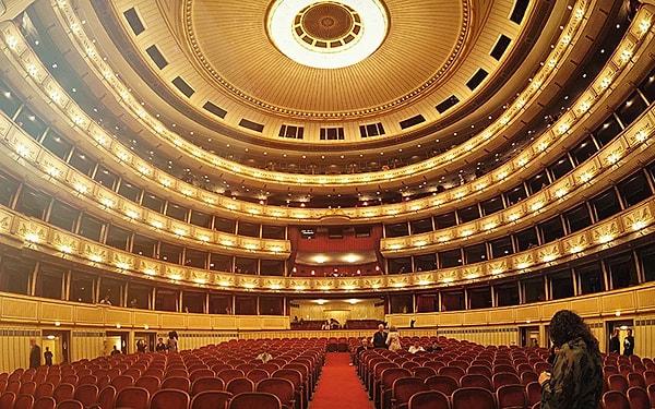 7. Viyana Devlet Opera Binası her yıl binlerce ünlünün ağırlandığı Viyana Opera Balosu'na ev sahipliği yapar.