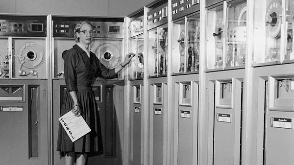 2. Grace Hopper, Amerikan donanmasında yüksek rütbeli bir askerdi. Ancak aynı zamanda "Harvard Mark I" bilgisayarının ilk programcılarından biriydi.