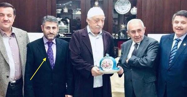 Hazine ve Maliye Bakanı Nureddin Nebati'nin taktığı kravatın, daha önce FETÖ lideri Gülen'in yanına giderken taktığı kravatla aynı olduğunu fark eden sosyal medya kullanıcıları hem güldüren hem de düşündüren yorumlarda bulundu.