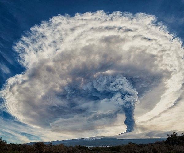 İtalya'nın Sicilya bölgesinde yer alan Etna Yanardağı 1 yıllık uykusundan uyandı.