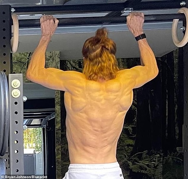 Джонсон стремится сохранить работоспособность своих органов и тканей, поддерживая их в состоянии, как в 18 лет.