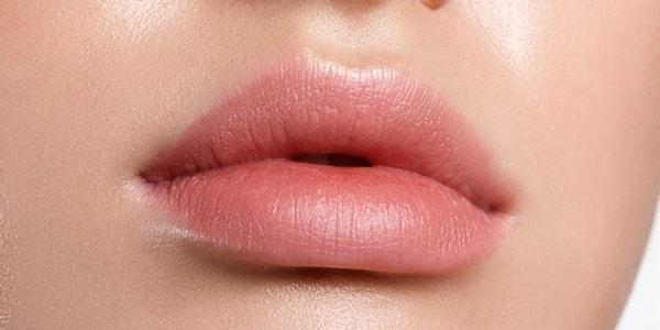 Genellikle dudakların şeklini ve rengini iyileştirmek, daha dolgun bir görünüm sağlamak veya doğal bir renk tonu elde etmek için tercih edilen bu uygulamanın sonuçları her zaman istediğimiz gibi olmayabiliyor.