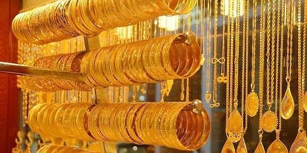 Ons altın, gün sonunda 1.965 dolardan, gram altın 1.254 TL'den karşılık bulurken, Kapalıçarşı'da gram altın 1.424 TL'den işlem gördü.