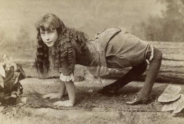 2. Ella Harper'ın 1885-1886 yılları arasında çekilen fotoğrafı 👇