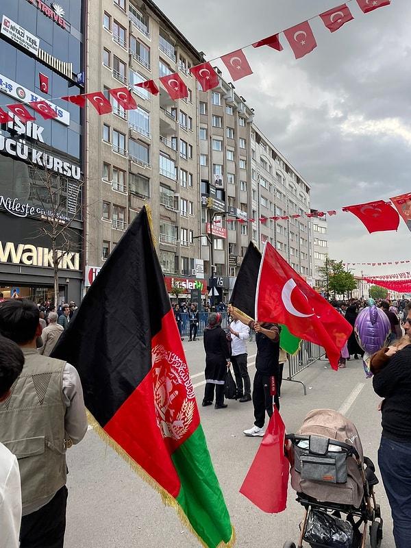 Ayrıca Erdoğan'ın Sivas mitinginde Afganistan bayrağı da görüldü.