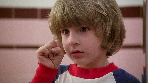 12. Danny Torrance karakterini canlandıran küçük Danny Lloyd, bir korku filminde oynadığının farkında değildi: Küçük çocuğa bir dram filminde oynadığı söylendi.