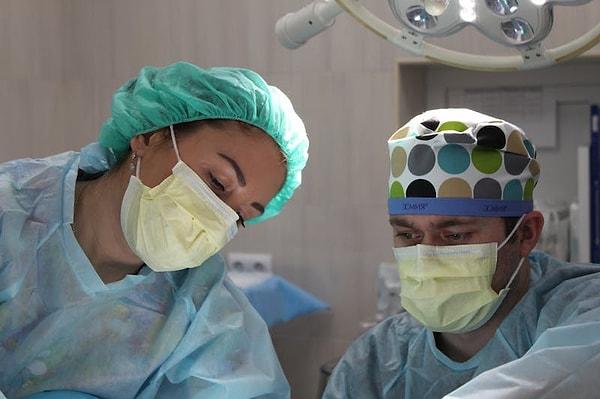 Cerrahi bir operasyon geçirdikten sonra ameliyatın türüne de bağlı olarak vücutta cerrahi kesi izleri kalabilir.