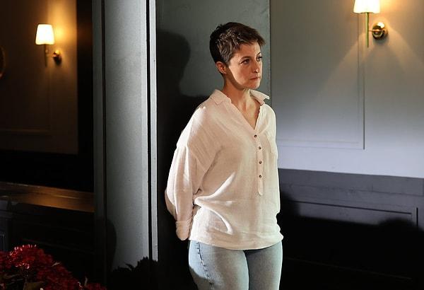 Aile dizisinde Leyla Soykan karakterine hayat veren Canan Ergüder'in 12. bölümde giydiği düğmeli beyaz bluzun markası Mavi.