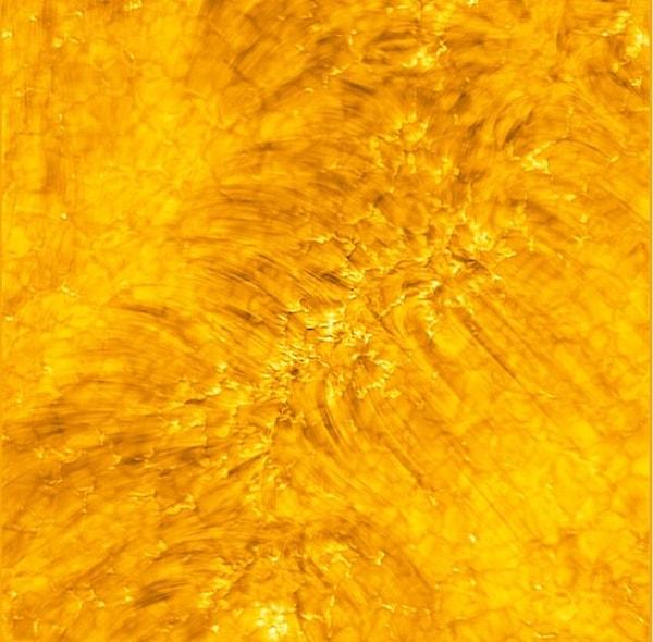 Fotosferin üzerinde güneş atmosferi ya da kromosfer bulunur. Bazen fibril veya spikül olarak bilinen ince, koyu renkli, fırça darbesi benzeri plazma iplikleriyle doludur. Saç teline benzerler, ancak fibril çapları genellikle 200 ila 450 kilometre (125 ila 280 mil) arasında değişir.