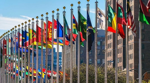 14. Где находится штаб-квартира ООН?