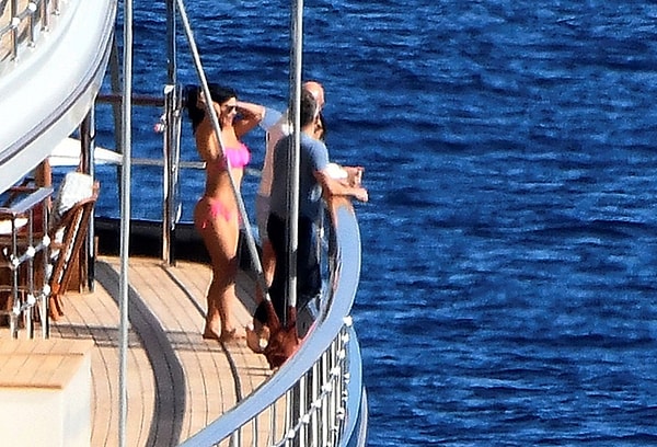 Пара отправилась в путешествие на прошлой неделе, начав с поездки на частном самолете на Майорку.