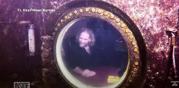 Güney Florida Üniversitesi'nde bir araştırmacı olan 55 yaşındaki Dr. Joseph Dituri, su altında yaşanan en uzun süre olan 73 günlük önceki rekoru kırdı.
