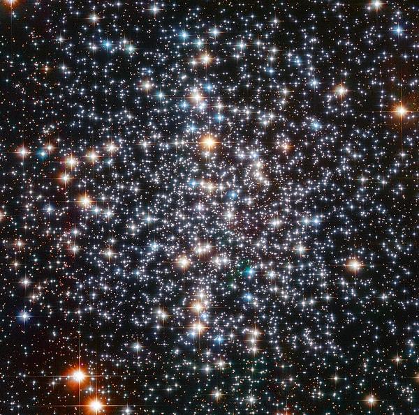 Yaklaşık 6 bin ışık yılı uzaklıkta bulunan ve Messier 4 olarak bilinen küresel yıldız kümesi, Güneşin kütlesinin yaklaşık 800 katı büyüklüğünde bir kara deliğin etrafında kümelendi.