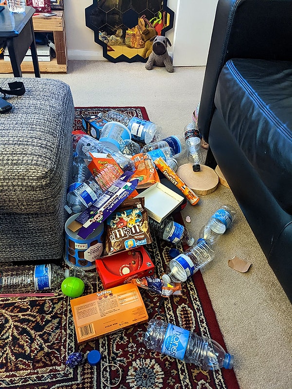 10. «Я нашла тайник моего мужа с пустыми обертками»