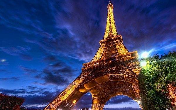Eiffel Kulesi değişimi kucaklamayı sembolize eder.