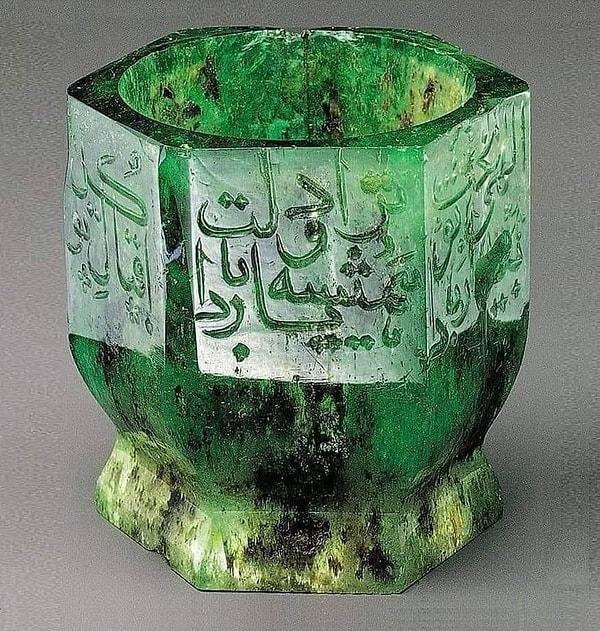 12. 17. yüzyılda 252 karat saf zümrütten yapılmış zümrüt kupa.