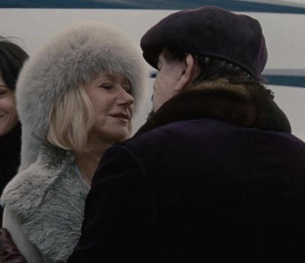 12. Red 2 (2013) filmindeki Victoria ve Ivan'ın kıyafetleri, The Rescuers (1977) filmindeki Bernard ve Bianca'ya benziyor.