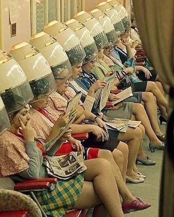 5. Примерно в 1960-х в парикмахерских появились сушилки-полуавтоматы СШ-1 производства Московского опытно-экспериментального электромеханического завода. Это был прорыв, потому что до этого женщинам приходилось при сушке волос проходить через адово пекло, в прямом смысле слова.