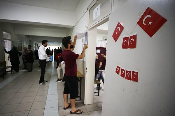 YSK'nın açıkladığı resmi sonuçlara göre Erdoğan 14 Mayıs’taki ilk turda yüzde 49,52, Kılıçdaroğlu ise yüzde 44,82 oy almıştı.
