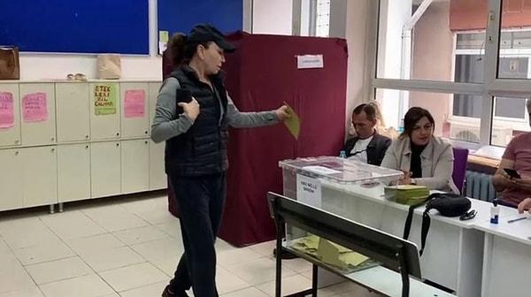 28 Mayıs Cumhurbaşkanlığı Seçimi 2. tur için oy kullanmaya giden isimlerden bir tanesi de Demet Akbağ oldu.