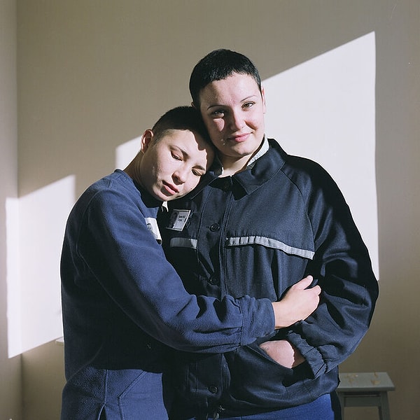 Некоторые осужденные сильно сближаются, ведь они постоянно живут и работают вместе.