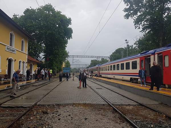 Pozantı ilçesinden sabah saatlerinde geçiş yapan yük treni, henüz bilinmeyen bir nedenle yüksek gerilim hattına zarar verdi.