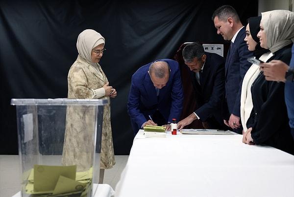 Cumhurbaşkanı Recep Tayyip Erdoğan ve eşi Emine Erdoğan, Cumhurbaşkanı Seçimi'nin ikinci turunda oyunu İstanbul'da kullandı.
