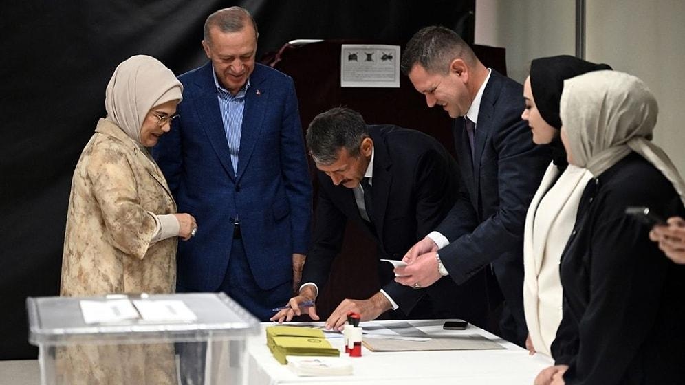 Cumhurbaşkanı Erdoğan'ın Eşi Emine Erdoğan, Oy Kullanırken Kimlik Göstermedi