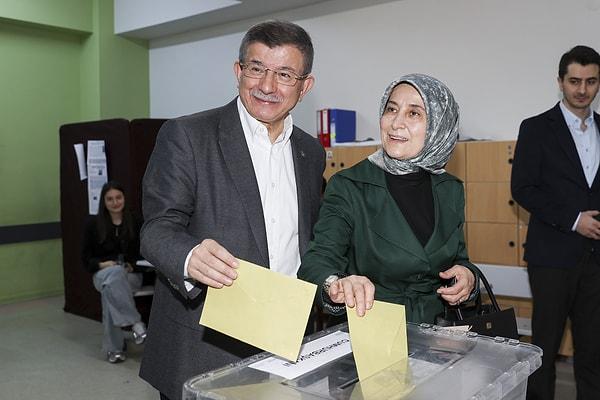 Eyüpsultan'da bulunan Nejat Sabuncu İlkokulu'ndaki 2249 numaralı sandıkta eşi Sare Davutoğlu ile oy verme işlemini gerçekleştiren Davutoğlu, seçimlerin hayırlı olması dileğinde bulundu.