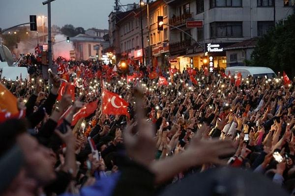 Dün akşam Cumhur İttifakı'nı destekleyen vatandaşlar sonuçların açıklanmasının ardından sokaklara çıkarak kutlamalarda bulundu.